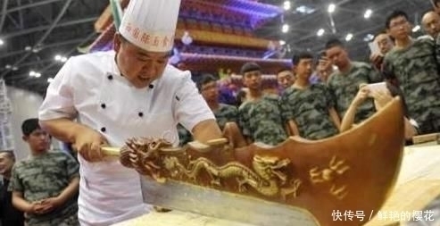 日本大厨炫刀工,将鱼切成“蝴蝶”,中国厨师用一根莲藕霸气反击