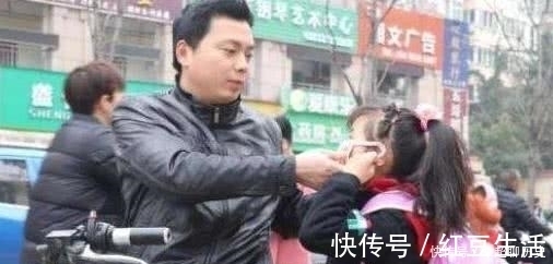 光电梯|大学教授怒斥家长“接送”现象,直言迟早会毁了孩子,被家长吐槽