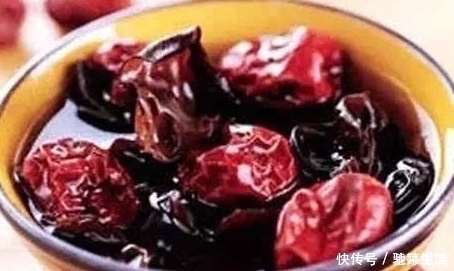 色斑|黑木耳加它蒸一蒸,气血足了,失眠好了,女性不想满脸色斑可试试