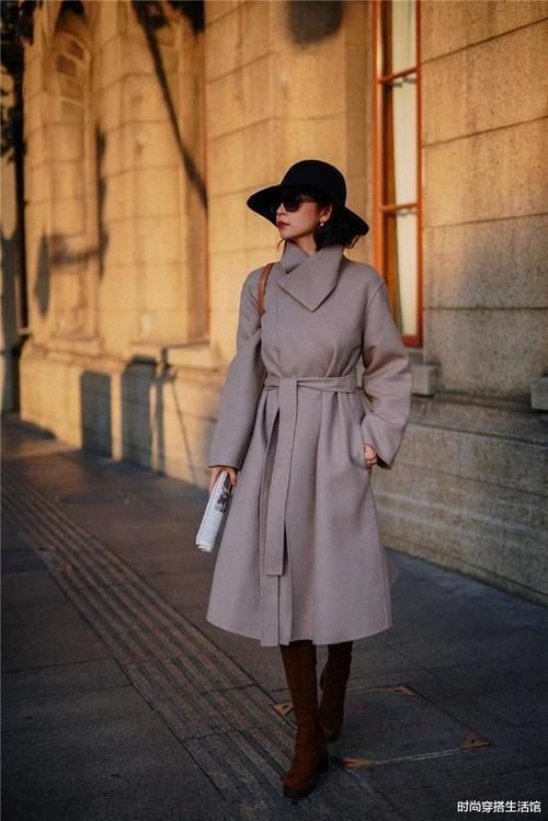 长大衣下面不一定穿裤子，学三木这样穿，时髦保暖有气质