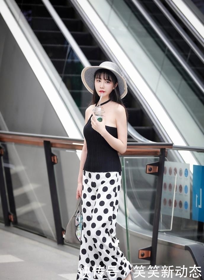 一见倾心|街拍:美女白色上衣搭配牛仔裤,展现妙曼身姿,让人一见倾心