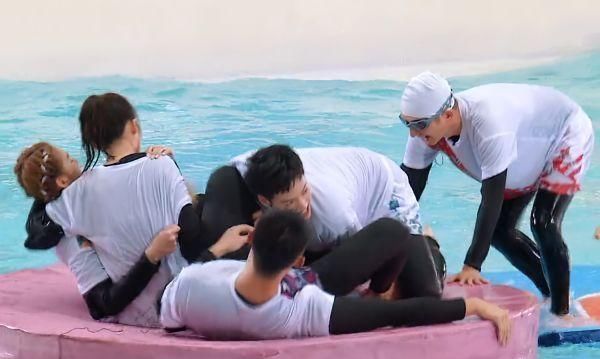 黄景瑜|李沁击掌时差点滑倒,黄景瑜下意识去扶,动作微妙到连头都不敢抬