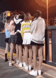 |搞笑美女GIF：上街几分钟就喜欢上了5个妹子！所以说男人不能逛街！