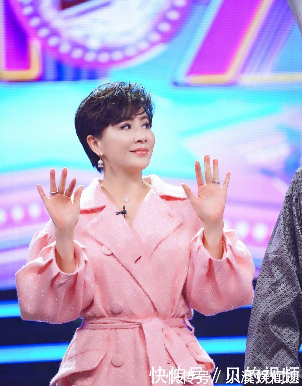 丸子头 50多岁的女人留什么发型美?齐肩短发清爽又时尚,披肩发也可以