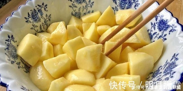 天冷了,苹果别直接吃,淋入鸡蛋液,香甜酥脆又解馋,比肉还香
