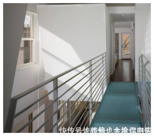 玻璃|不用铺木地板,在屋里装玻璃地板,好看还整洁,真方便