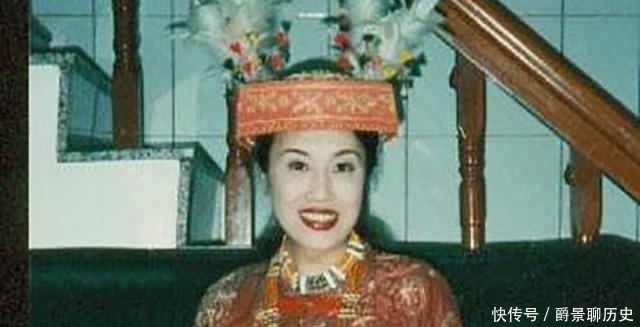 她是中国第一变性人,从小留长发穿裙子,