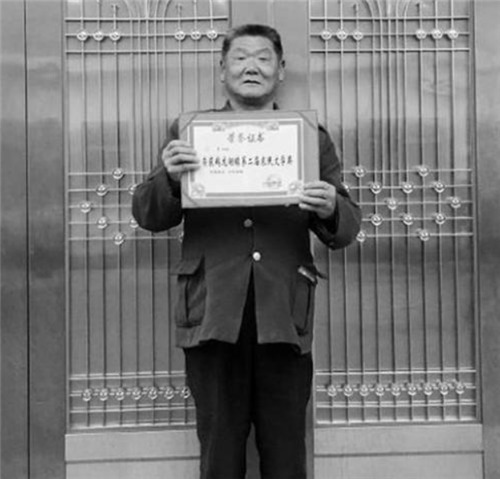 老农模仿《咏鹅》写《咏鸡》,获万元大奖,网友效仿却出尽洋相