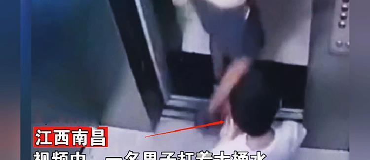 桶装水|男子扛38水出电梯,遭男孩恶意绊脚愤怒回踢:我不是你爸不会惯你