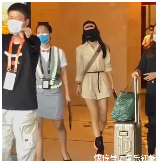 颖宝|赵丽颖现身桂林录制《中餐厅》，机场照瘦成筷子，离婚后气质堪忧