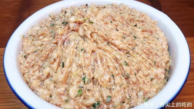 调肉馅时,先放油还是先放水记住这一点,饺子馅鲜嫩多汁无腥味
