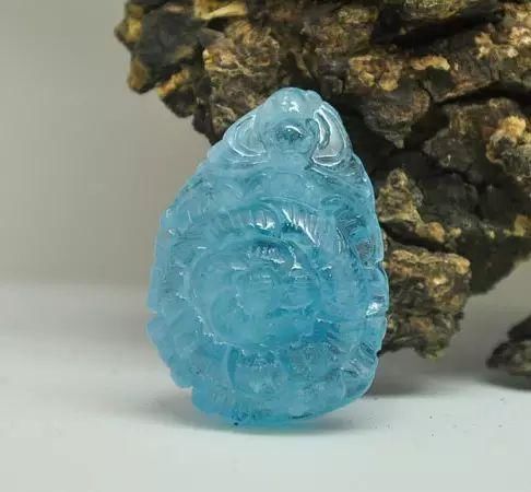 蓝色系宝石大家族：蓝钻石、蓝宝石、坦桑石、托帕石…通通教你分清楚