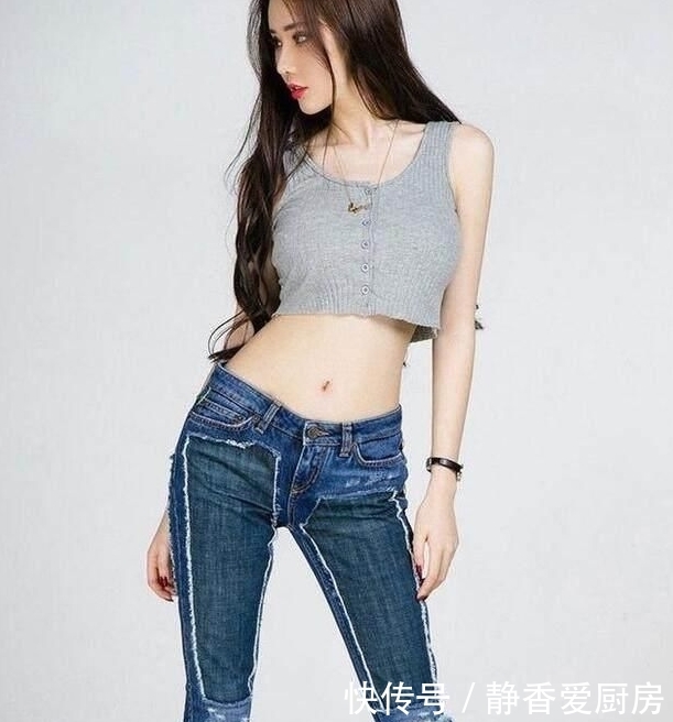 街拍:穿上紧身牛仔裤,拉长双腿线条,让你更加的自信!