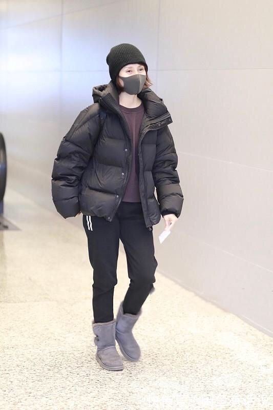 穿搭|女人50岁后别穿这3种鞋了,不好搭配还显廉价,换成另外3种更时髦