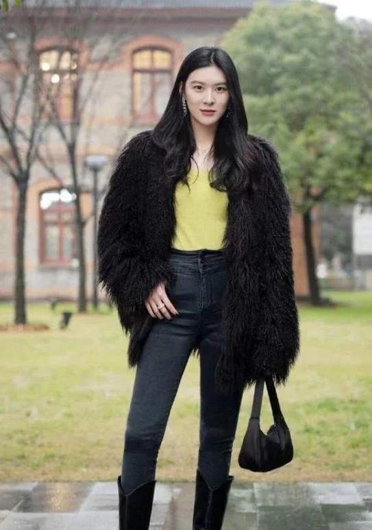 街拍:气质靓丽的时尚美女,白底的印花连衣裙很显气质,时尚大方