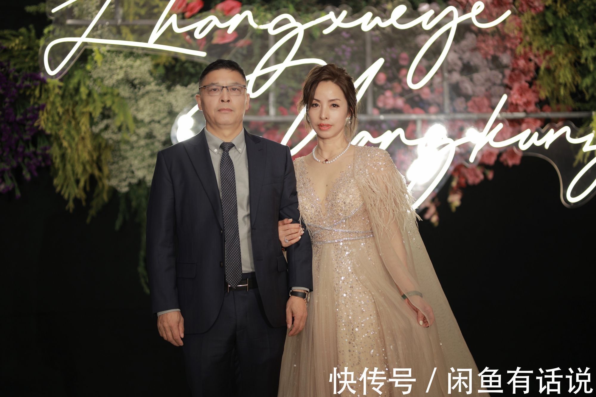 面料 “最美婆婆”婚礼上走红,穿紧身旗袍气质惊艳,新娘看了都有压力