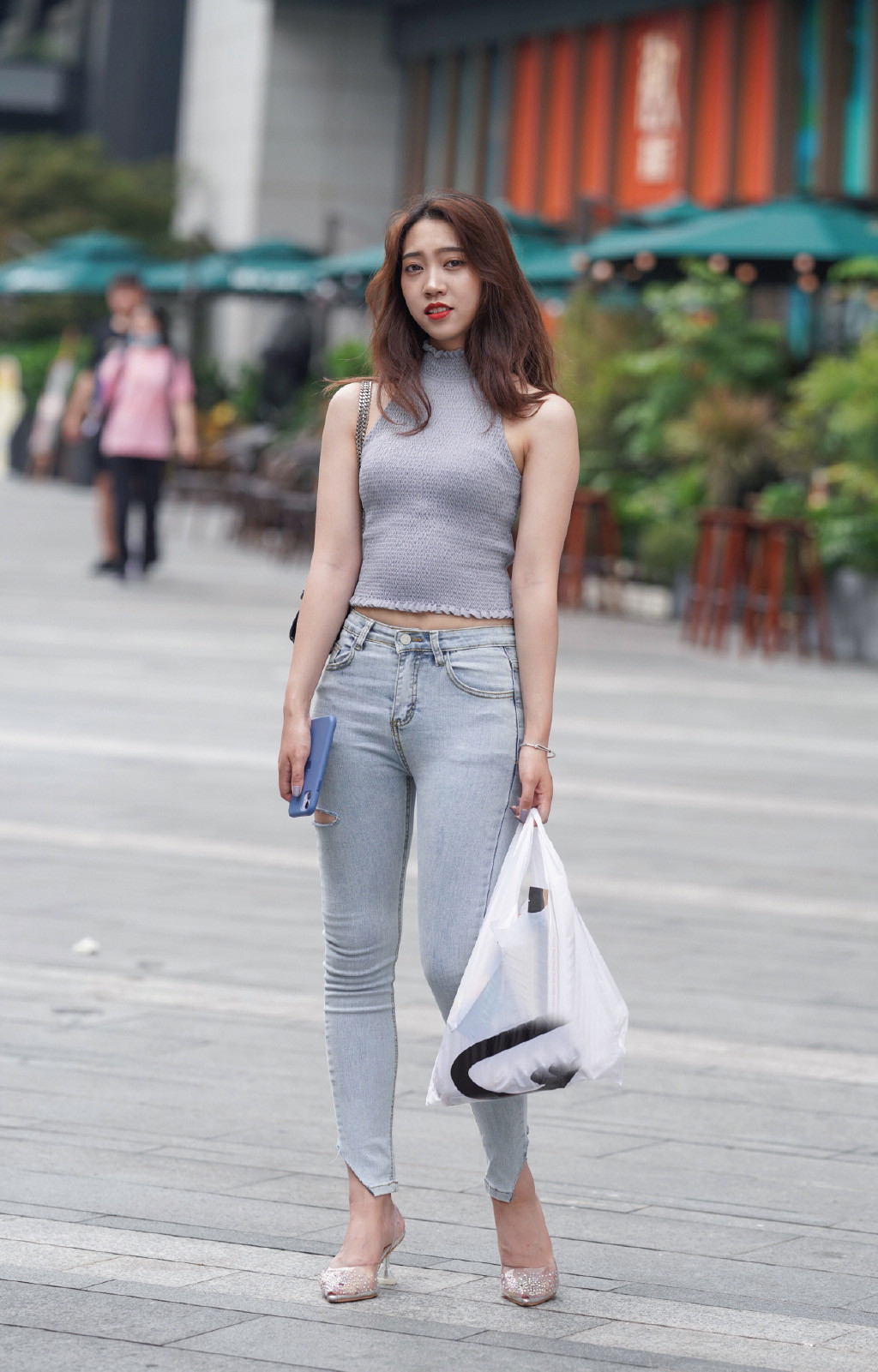 秋季牛仔裤这样穿搭,休闲气质又魅力,出门逛街值得一试