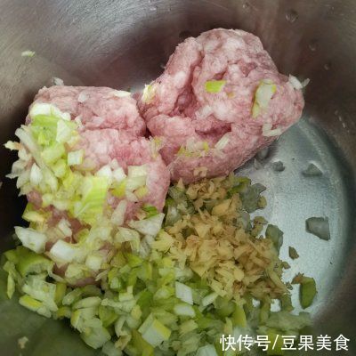  这道蒸蒸日上年夜菜：豆皮肉卷比大厨做的还好吃