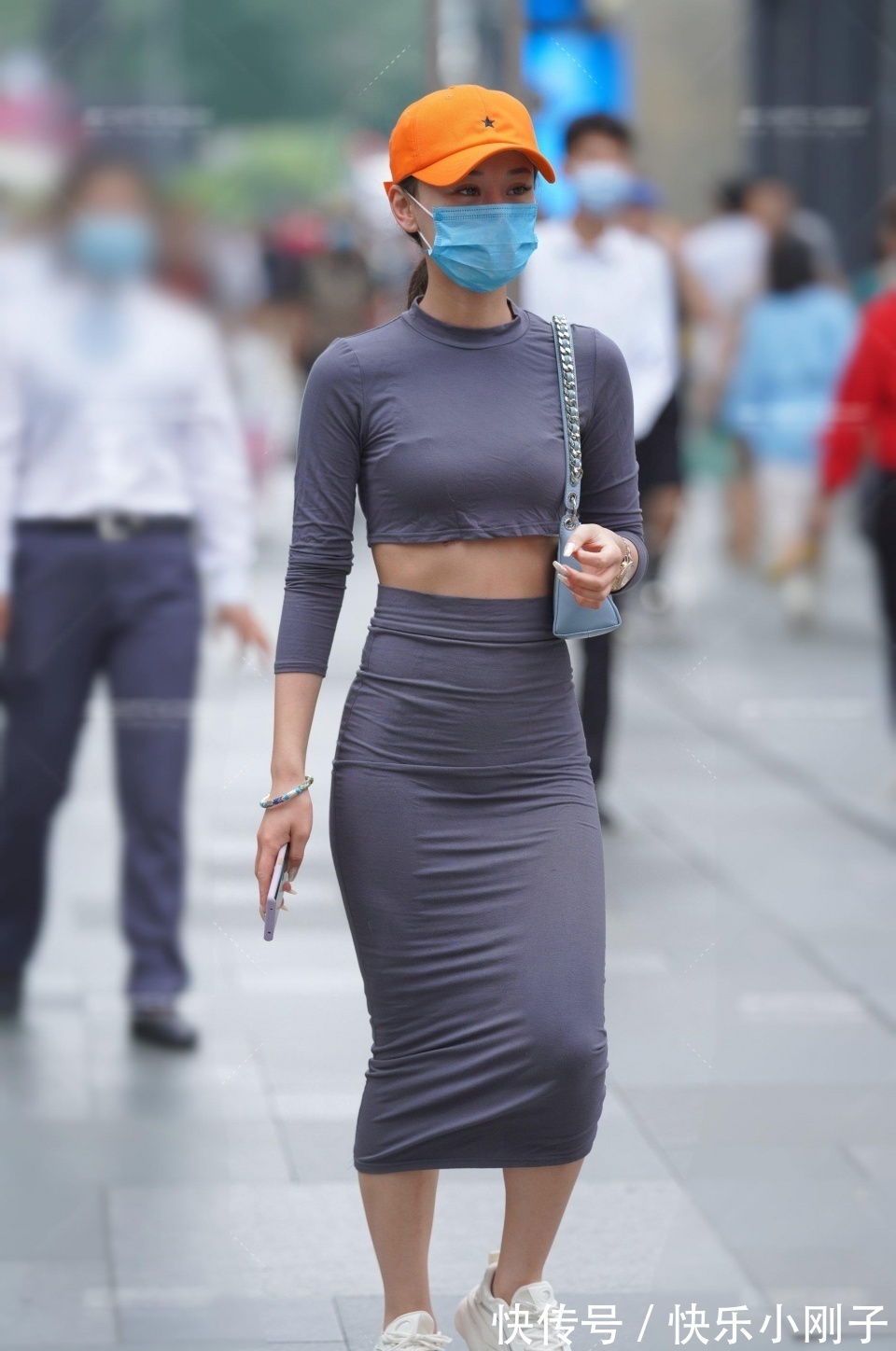 t恤|白色背心的穿搭会显得轻盈很多,搭配牛仔裤完美地展现女性时尚