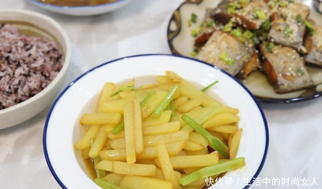 带鱼|花一个小时给初中生准备午餐,简单可口有食欲,比学校的营养餐强
