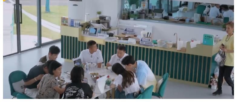 宁静|黄晓明只吃一根面，剩面让丁真吃，宁静怒斥太作，倚老卖老没必要