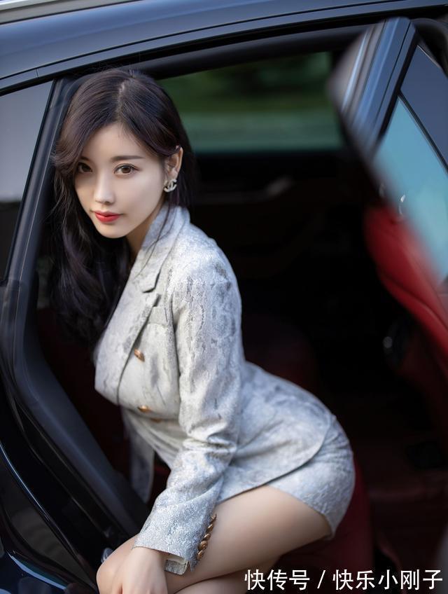 时尚 银色西装套装,穿在身上舒服自然,展现优雅时尚气质