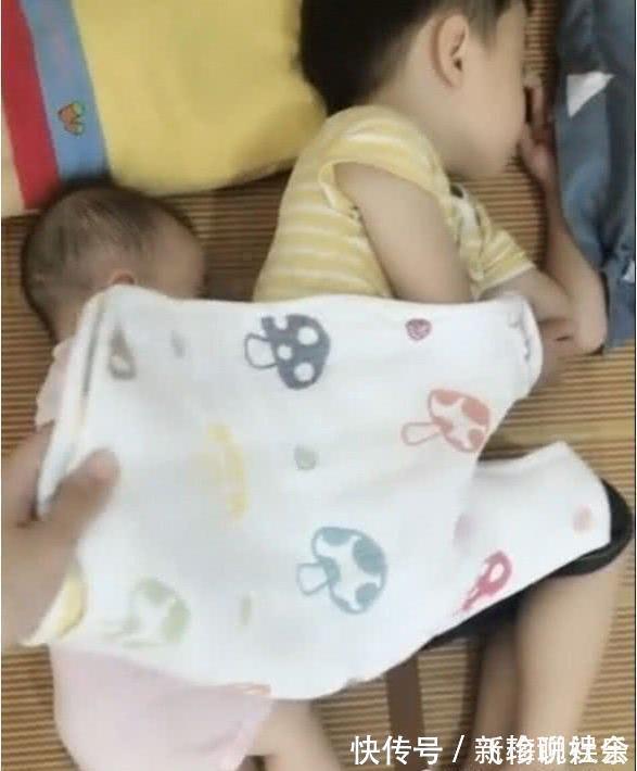 二胎政策|俩萌娃在睡觉，妈妈掀开被子那一刻，妈妈的心瞬间融化了。