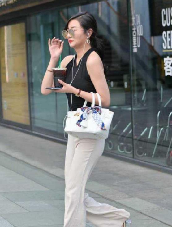 街拍：身材纤细的美女，卫衣配白色短裙，展现出青春靓丽气息