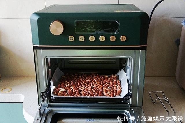 嘎嘣脆|天热花生米别油炸了,10分钟搞定,嘎嘣脆,好吃又健康