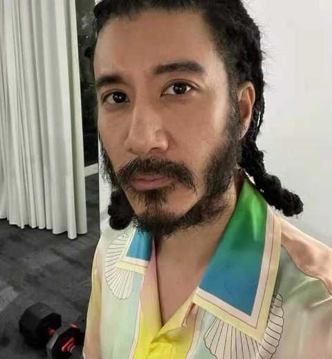 王力宏晒络腮胡自拍,获周杰伦潘玮柏支持,邋遢形象被猜测婚变