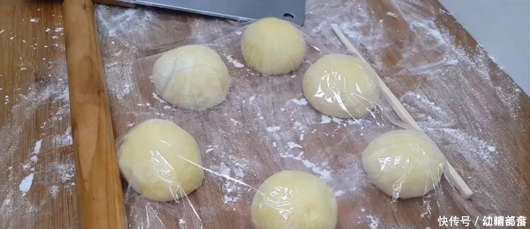 南瓜又出新吃法，不用油炸，比面包馒头做法简单，比南瓜饼还好吃