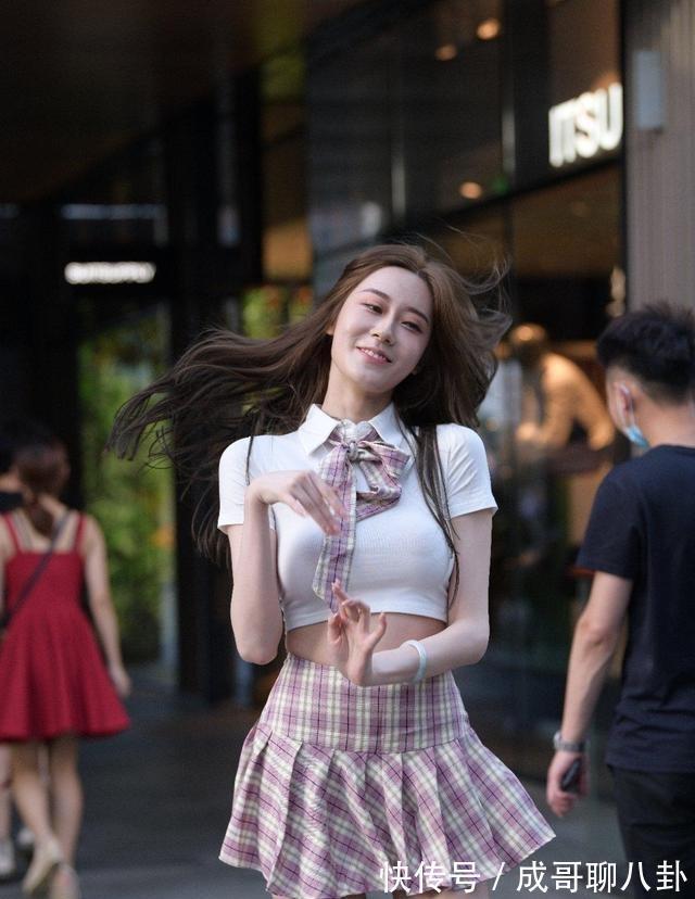 美女|穿着美丽的美女,简单的T恤,展现绚丽的美丽