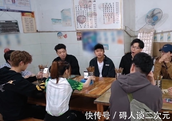 陈赫|陈赫到街边摊一下子要十碗面，小鹿付款得知总价钱后，是我没见过世面