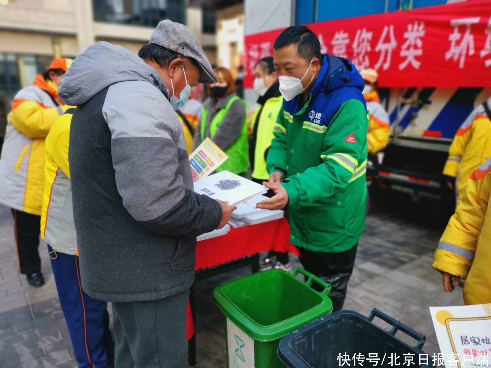 古城街道开展以“垃圾分好类，源头需减量”为主题的垃圾分类活动