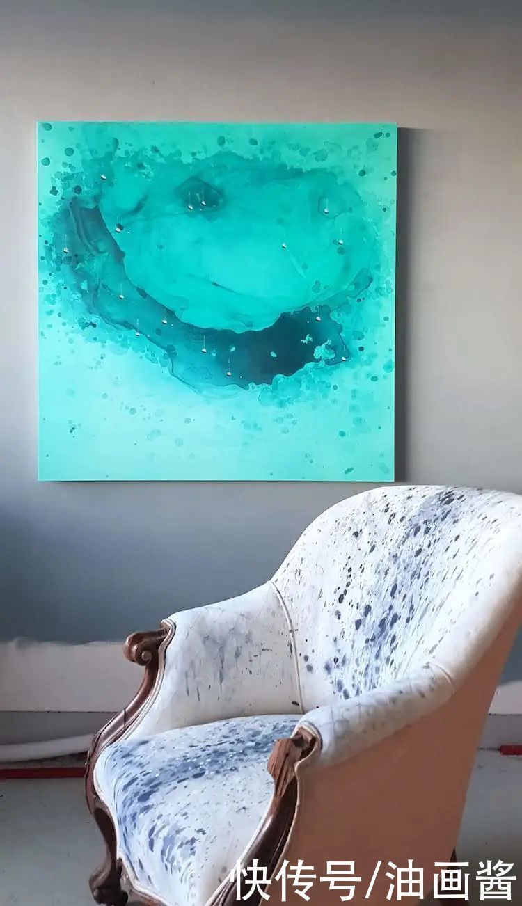 尤莉娅$她的画只有一滩稀薄的蓝色,简单到了极致,同时也美到了极致