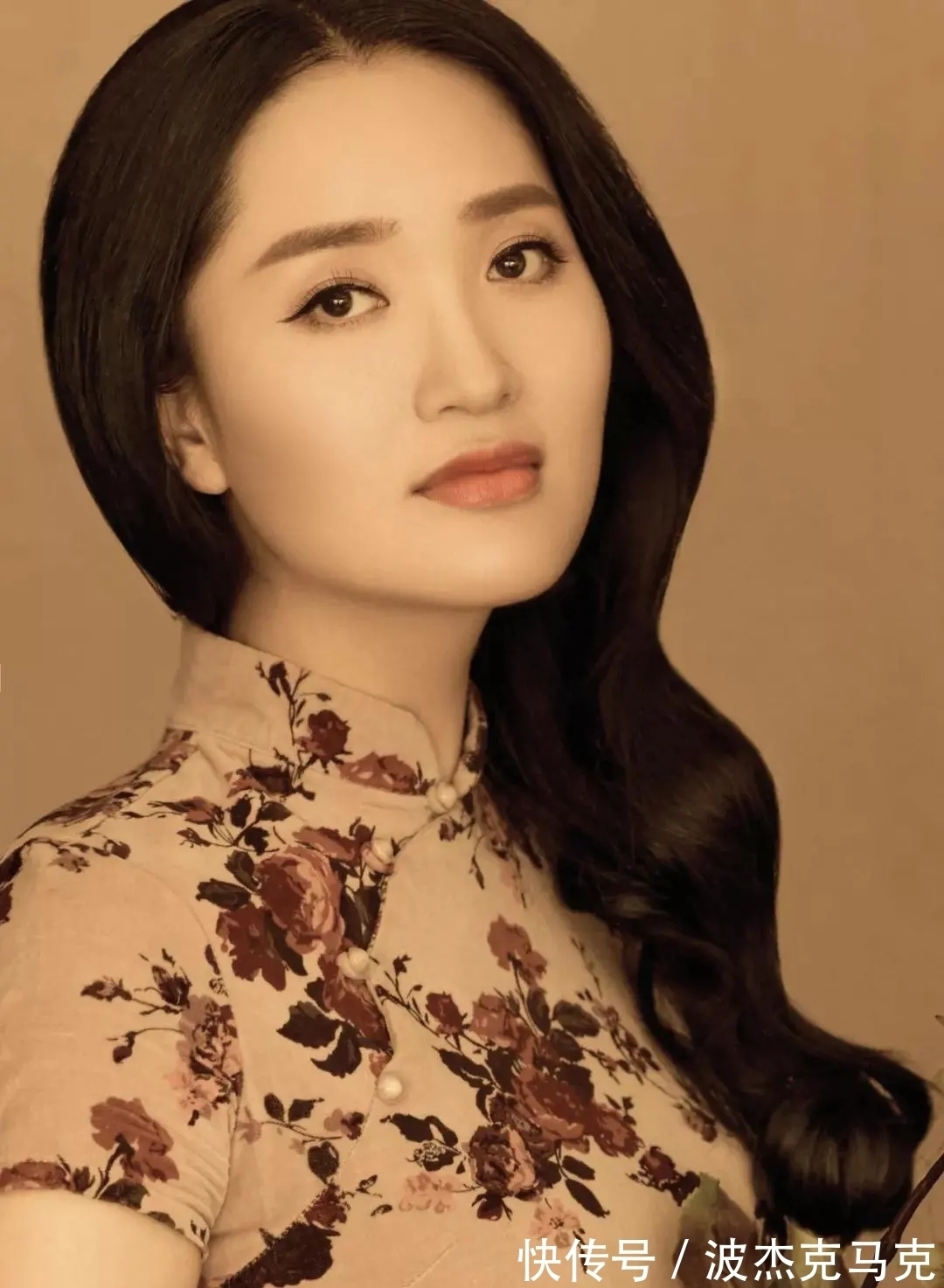 山水画!她有姣好的面容、模特的身材,然而她却选择了艰辛的山水画艺术