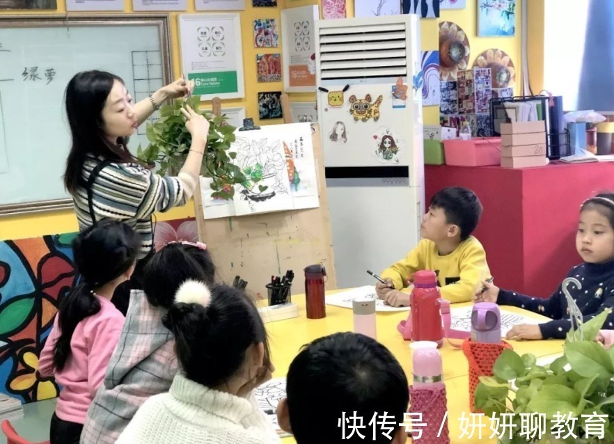 美术生&美术老师上课很尴尬,没收的手机是学生画的,网友:实力堪比老师