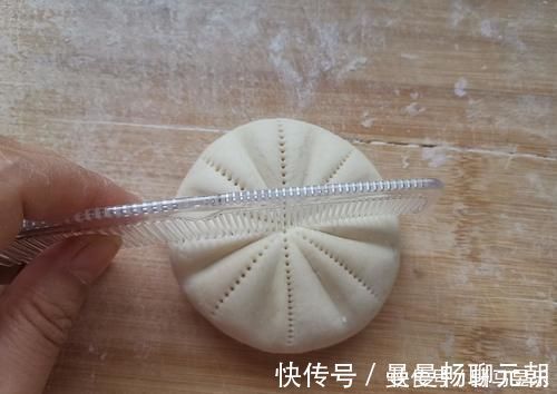 70岁的老妈蒸馒头有一手，这2步学会了光滑暄软特好吃，收藏试试