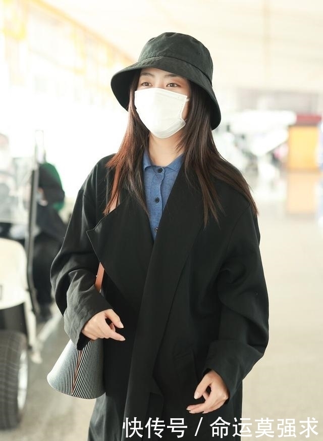 清新|谭松韵黑蓝潮搭又清新又帅气,小姐姐越来越知性了