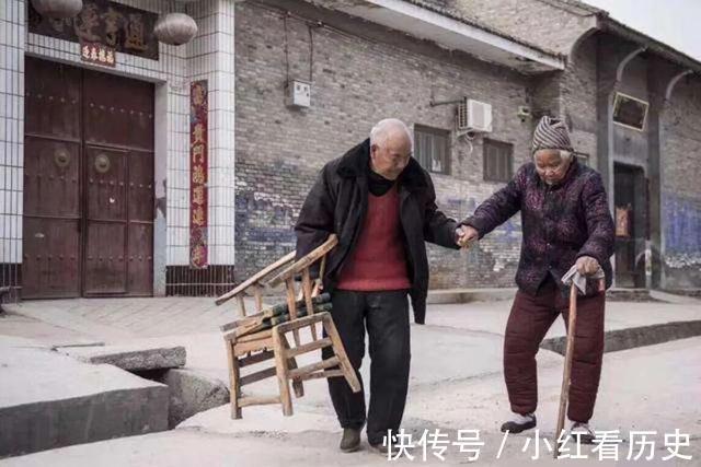 晚年生活|五对老人的晚年生活,告诉我们到底要不要生孩子