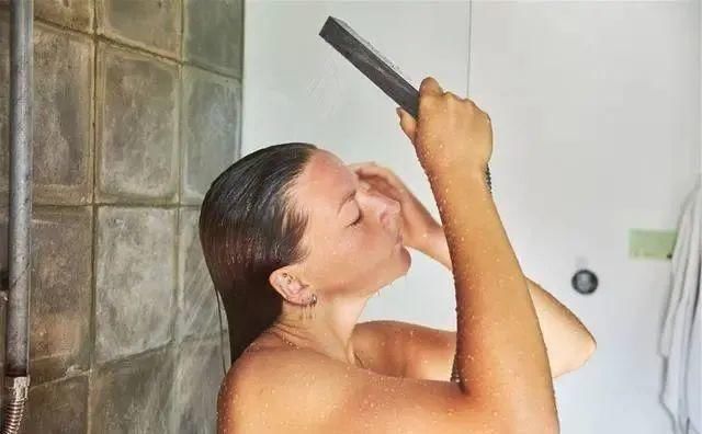 无论男女,洗澡时尽量少做这五件事,当心吃亏的是自己