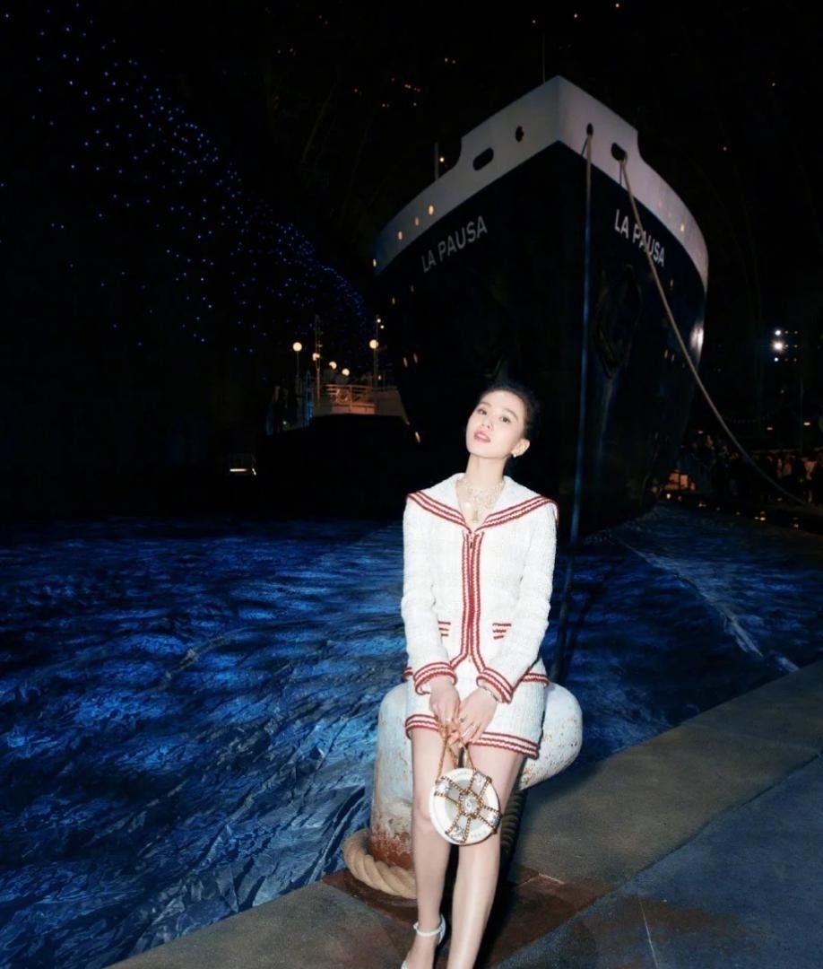 今年很流行“奶奶衫”,看似显老,穿上却很减龄,百搭不挑人