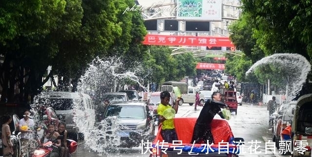 相机|傣族沷水节到底有多疯，卡车水桶水枪全上阵，相机都差点废了