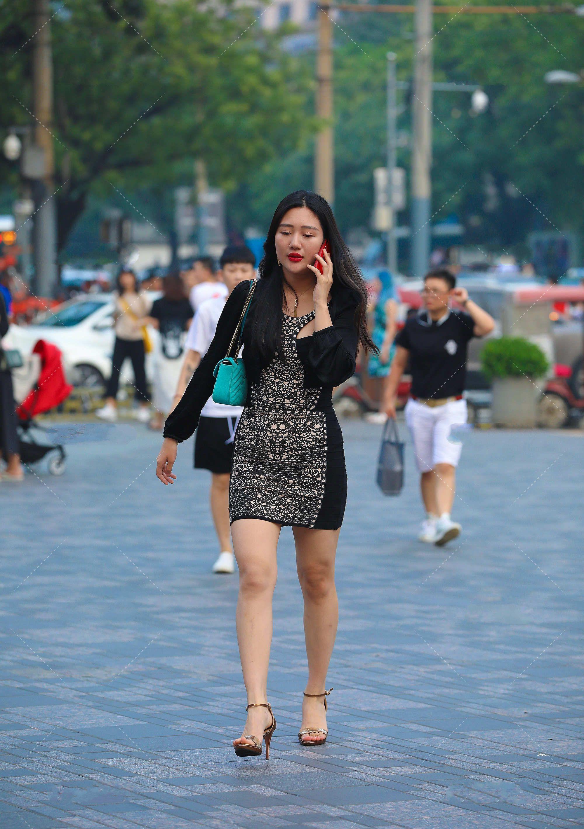 复古设计连衣裙,向来是优雅感居多,和高跟鞋更配