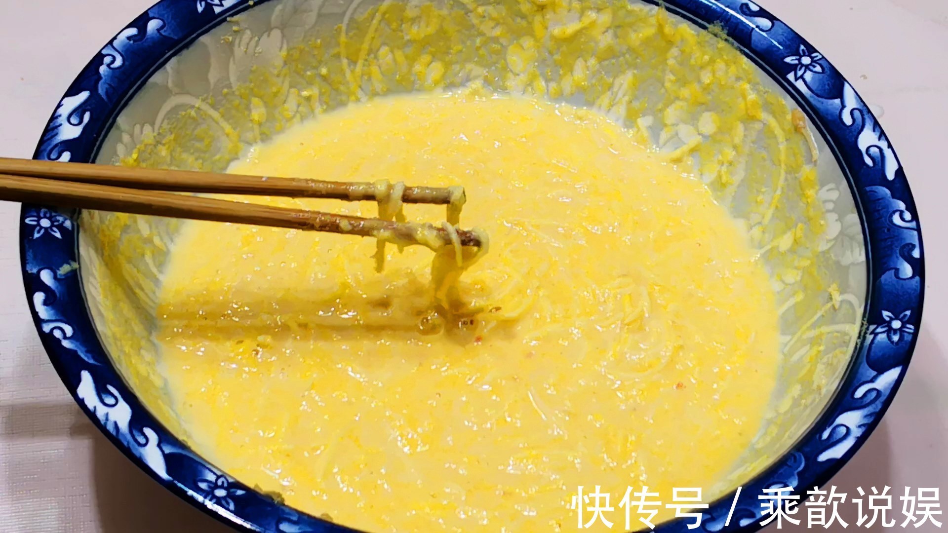 玉米面又出新吃法，我家早餐隔三差五吃，比油条简单，比包子香