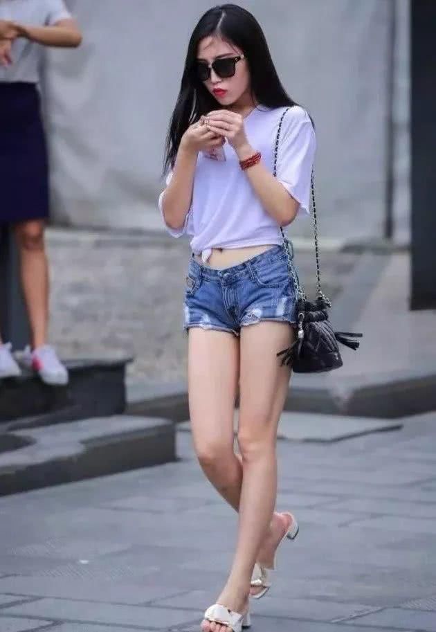 街拍|街拍美女:小姐姐玩转简约不过时的“百年经典搭配”,网友:真靓