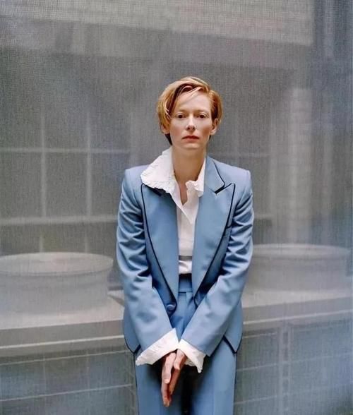 今年开春火了一种“高级穿法”，明星潮人都在穿，特别显气质！