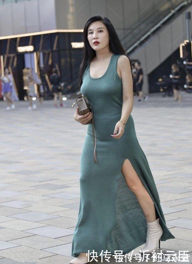 小姐姐 小姐姐墨绿色连衣长裙,开叉的设计让穿搭显得不那么呆板