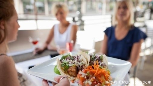 小美担心|新生儿脸上有胎记,询问医生后找到原因,这3种行为孕期别再做!