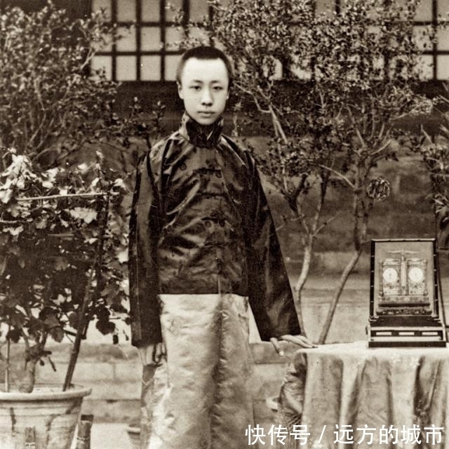 紫禁城|溥仪在紫禁城内的生活剪掉了辫子,帝王气质还在,婉容确实漂亮